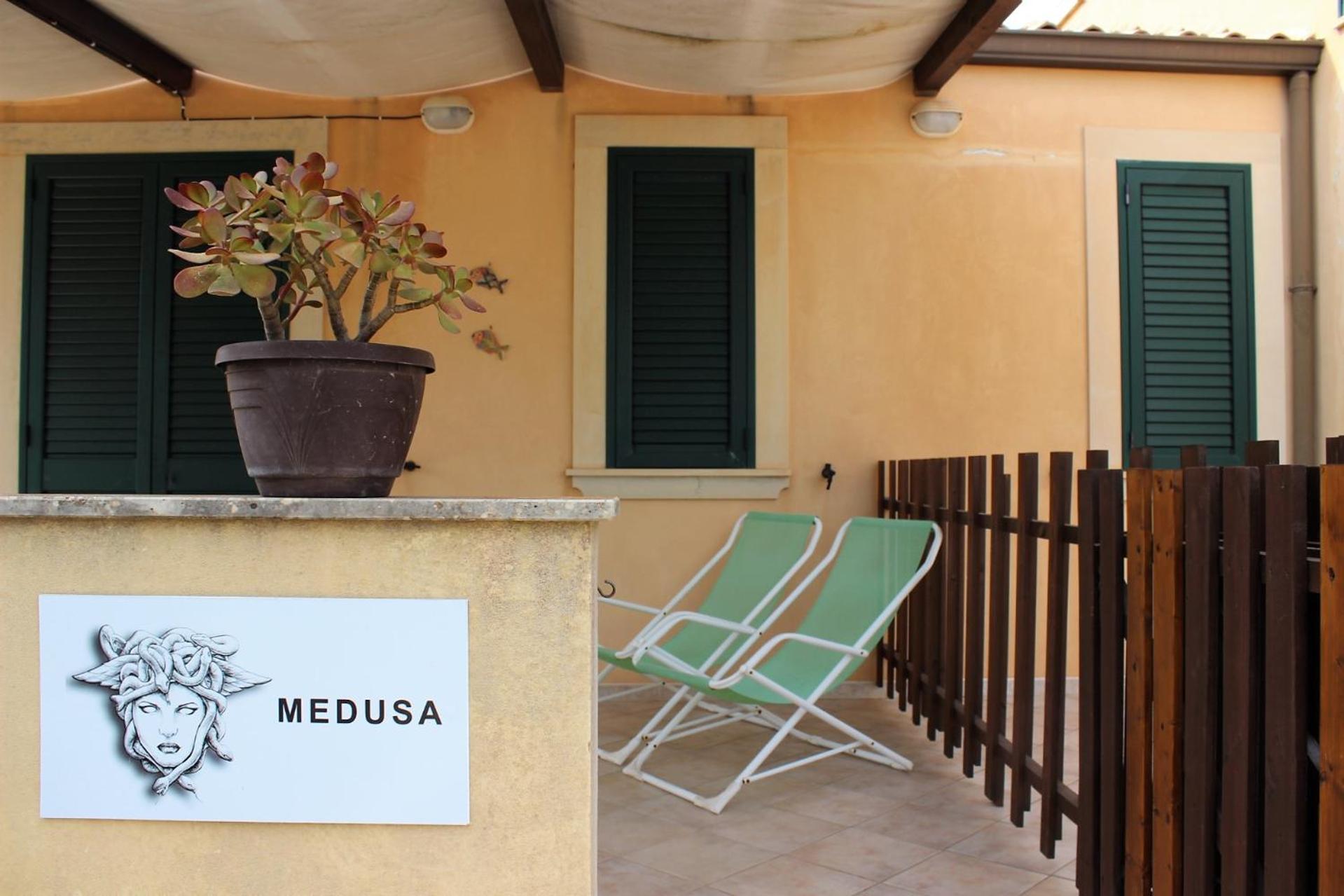 Medusa Mdna Marina di Modica Bilik gambar